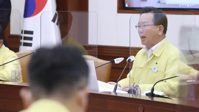 김부경 총리는 거리두기 연장 결정이 연휴와 등교를 고려한 조처라고 말했다
