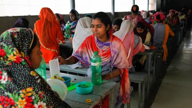 মজুরি বৃদ্ধি দীর্ঘমেয়াদে দেশের শ্রমশক্তিকে তৈরি করে বলে মনে করেন অর্থনীতিবিদরা