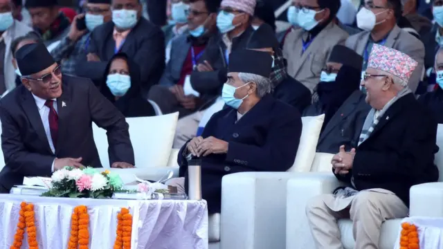 ओली र प्रचण्ड कुरा गर्दै