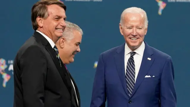 Bolsonaro e Biden, dois homens brancos idosos, de cabelo curto e terno