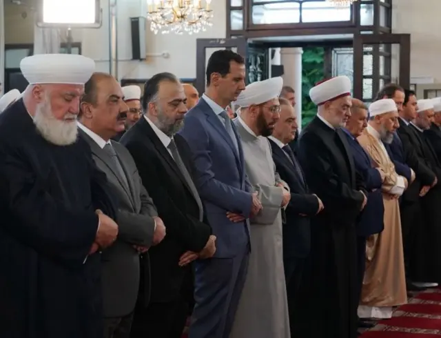 بشار اسد، رئیس جمهور سوریه در میان نمازگزاران در روز عید قربان