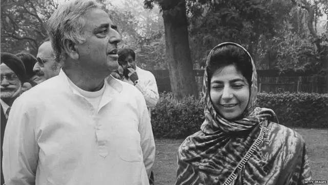 मोठी मुलगी मेहबूब मुफ्ती यांच्यासोबत मुफ्ती मोहम्मद सईद