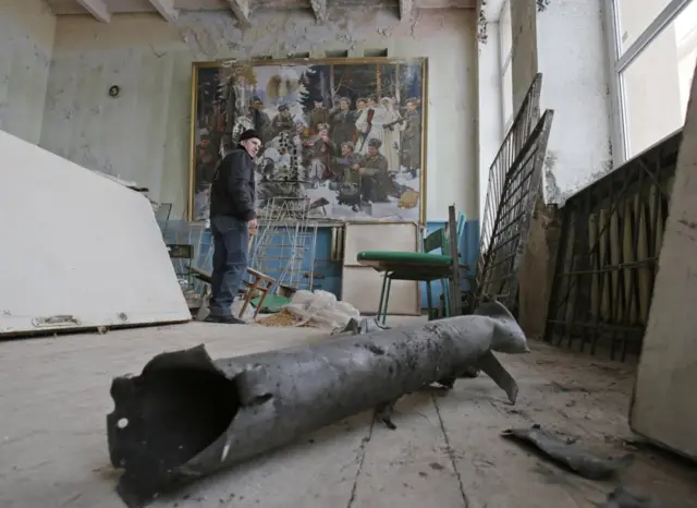 Школа після обстрілу, в селі Орлівка, Донецька область