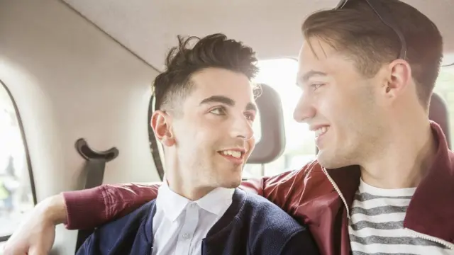 صورة تعبيرية عن علاقة اثنين من المثليين