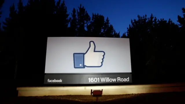 Cartel del logo de "Me gusta" de Facebook.