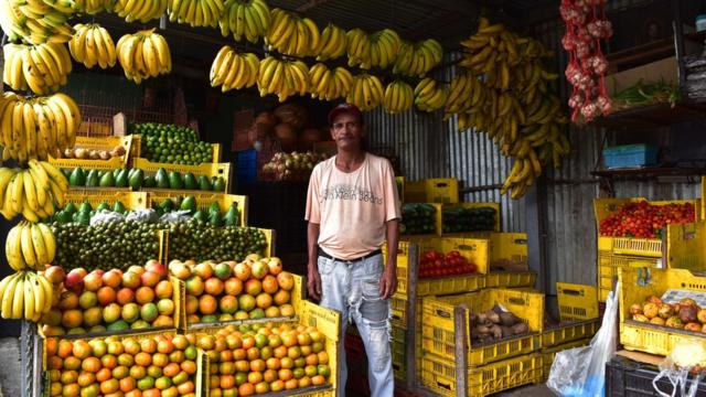 "El señor Juan muy amable nos atendió y nos dejó fotografiar su mercado de frutas", nos contó Andreina Boada. La imagen fue tomada en El Hatillo Caracas, Venezuela.