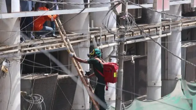 کراچی کے پلازہ میں لگی آگ