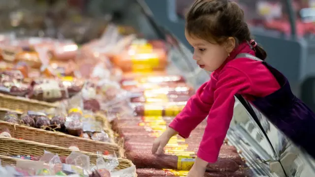 상점 식품코너를 구경하는 어린 아이