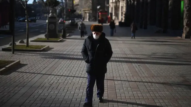 কিয়েভের রাস্তায় একজন পথচারী