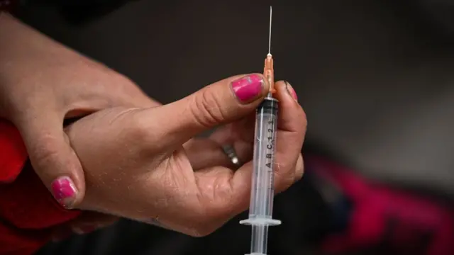 Mujer con jeringa en Glasgow