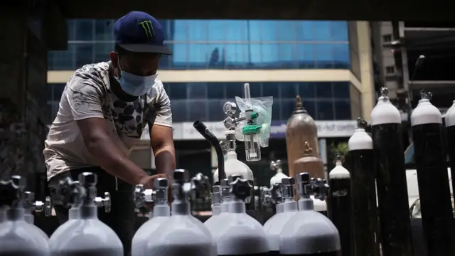 ঢাকায় অক্সিজেন বিক্রির জন্য সাজানো হচ্ছে, ০৬/০৬/২০২১