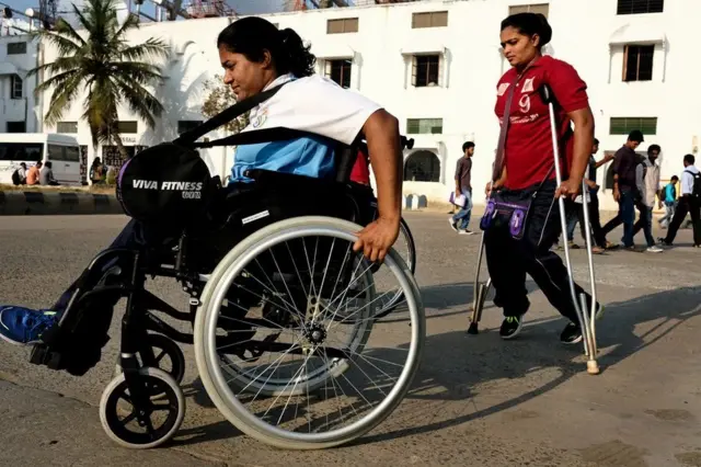 કર્ણાટકનાં ખેલાડી હિમા કલ્યાણી (ડાબે) અને મનિશા પાટીલ