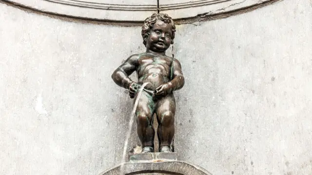 Fonte com estátua de uma criança urinando