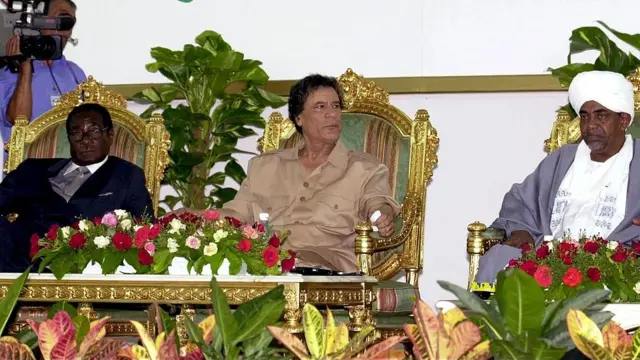 Bikin ranar juyin-juya hali karo na 32 a birnin Tripoli na kasar Libya ranar tara ga watan Janairun 2001. daga hannun dama tsohon shugaban Zimbabwe Robert Mugabe tare da takwaran sa na Libya marigayi Moammar Gadhafi da kuma tsohon shugaba Omar Hassan El Bachir na kasar Sudan.