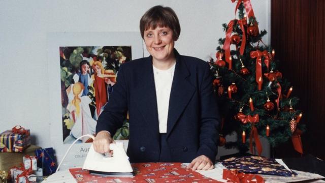 Merkel, Angela - Politician, CDU, Germany, Federal Minister for the Environment, Germany - ironing wrapping paper - 1994