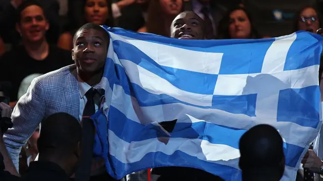 يانيس مع العلم