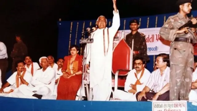 રાજકોટમાં શાસ્ત્રી મેદાન ખાતે સભા સંબોધતા અટલ બિહારી વાજપેયી