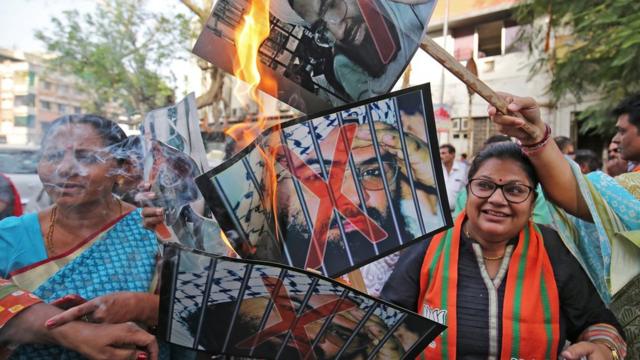 示威者在印度燃烧马苏德的照片，庆祝联合国决定把他列为恐怖份子。