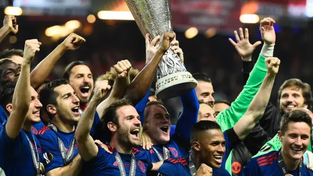 Manchester United oyuncuları kupayı havaya kaldırıyor.