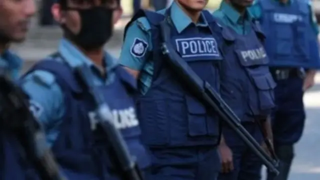 পুলিশ বলছে, বোমা দুটোয় যে ধরণের বিস্ফোরক ব্যবহার করা হয়েছে সেটা খুব বেশি শক্তিশালী নয়।