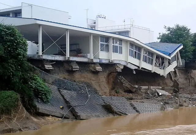 கடும் மழையில் சின்னாபின்னமான தெற்கு ஜப்பான் (புகைப்படத் தொகுப்பு)