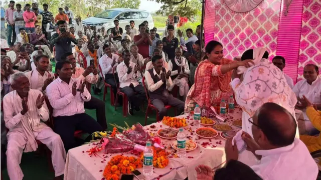 गांव में मंत्री गुलाब देवी का स्वागत किया गया