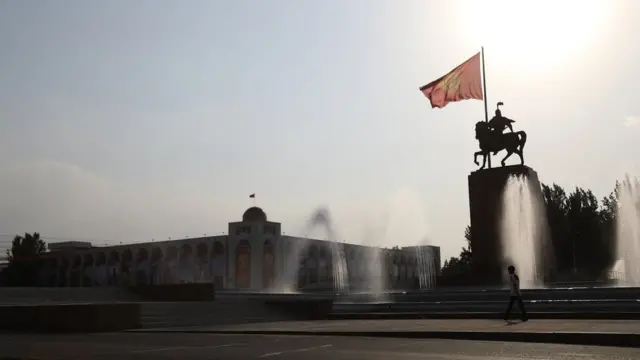 Тургундар көп кабаттуу үйлөрдүн жанындагы жер тилкелерин мыйзамдаштырып кызыл китеп берүүнү талап кылып келет