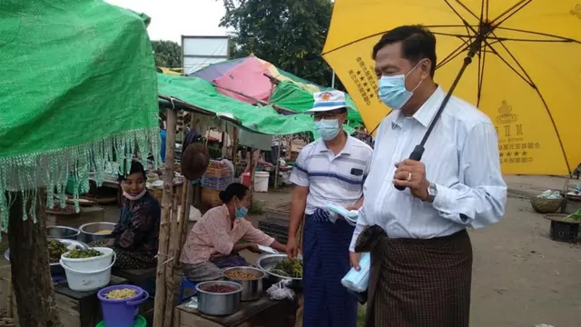 ဦးမောင်မြင့် မင်းကင်းစျေးမှာ နှာခေါင်းစည်းဝေနေစဥ်
