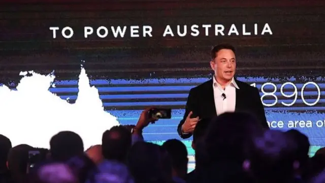 تعهد مدير شركة تيسلا، إليون ماسك، ببناء بطارية في غضون مئة يوم، وقد وفى بوعده.