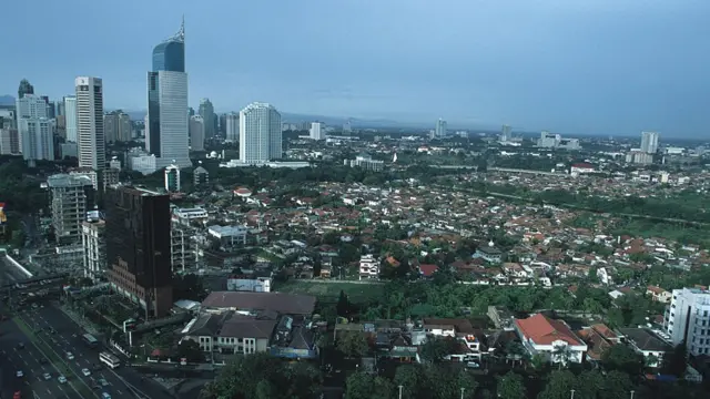 ইন্দোনেশিয়া তাদের রাজধানী জাকার্তা থেকে সরিয়ে নেয়ার কথা বলছে।