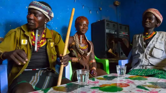 Des gens buvant dans un bar
