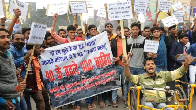 पुलवामा हमले के बाद आक्रोश जताते लोग