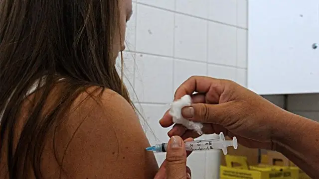 Mulher é vacinada contra H1N1promo code brazino7772010