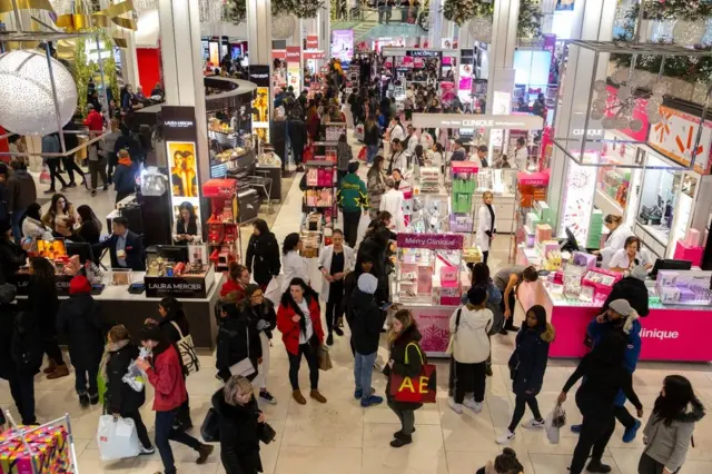 متسوقون في متجر في نيويورك