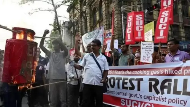 பொதுமக்கள் ரூபாய் மதிப்பு வீழ்ச்சி குறித்து கவலையடைந்துள்ளனர்.