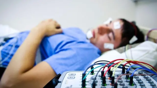 uyuyan adam üzerinde inceleme