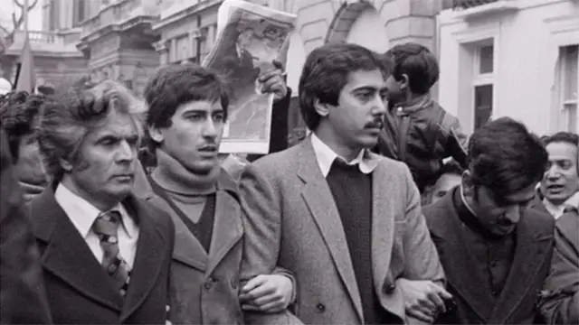 झुल्फिकार अली भुट्टोंना फाशी दिल्यानंतर लंडनमध्ये एका प्रदर्शनादरम्यान शाहनवाझ भुट्टो आणि मुर्तझा भुट्टो