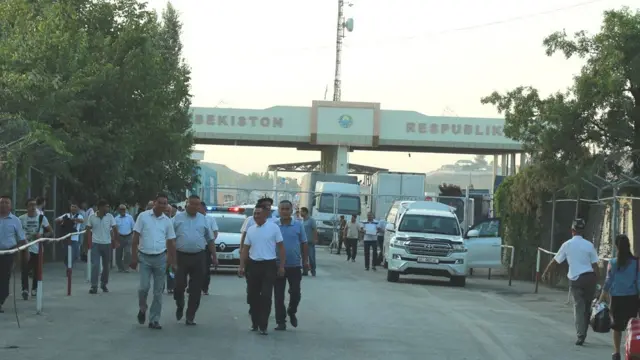 Кыргызстан менен Өзбекстандын ортосундагы чек арадагы "Достук" өткөрмө бекетиндеги бир тараптуу киргизилген чектөөлөр алынды.