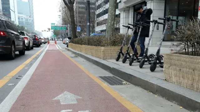 자전거만 통행할 수 있는 자전거전용도로가 부족하다는 목소리가 있다