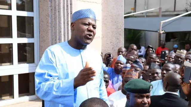 Aworan Dogara nibi ti o ti n ba awọn alatilẹyin rẹ sọrọ
