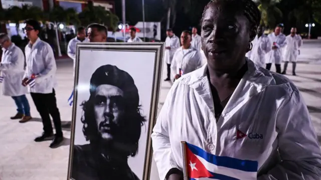 Médicos cubanos antes de marchar a Turquía.