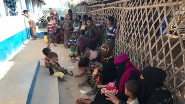 উখিয়ায় কুতুপালং শিবিরের কাছে রোহিঙ্গা