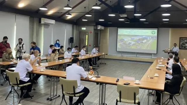 นายอนุทิน ชาญวีรกูล รองนายกรัฐมนตรีและรัฐมนตรีว่าการกระทรวงสาธารณสุขพร้อมด้วยผู้บริหารระดับสูงกระทรวงสาธารณสุข เยี่ยมชมโรงงาน บริษัท สยามไบโอไซเอนซ์ จํากัด เมื่อวันที่ 1 มิ.ย. 2563