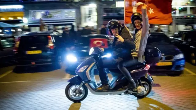 Hollanda referandum görüntüleri