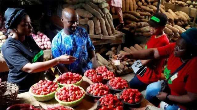 يستخدم الناس في نيجيريا نوعا من الإنجليزية المبسطة كلغة تواصل مشترك