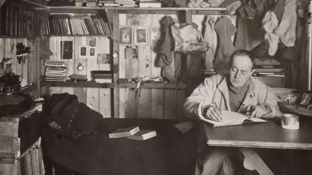 正在写日志的史考特