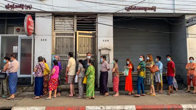 ရန်ကုန်မြို့က ငွေထုတ်ရန် တန်းစီနေသူများ - ၂၀၂၁ ၊ ဧပြီ ၁၂