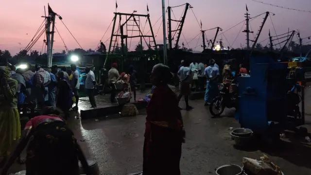 அதிகாலை லாஞ்சரிக்கு வந்த கப்பல்களில் இருந்து பலரும் மீன் வாங்குகின்றனர்.