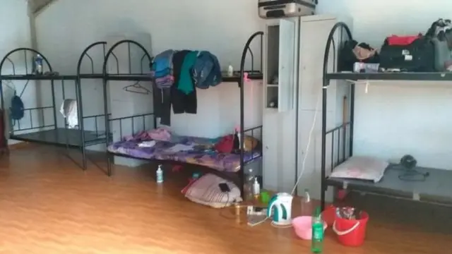 ডরমিটরিতে একটি শোওয়ার ঘর।