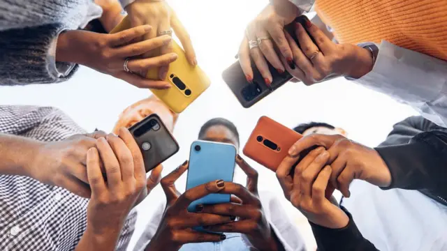 jóvenes en su celular